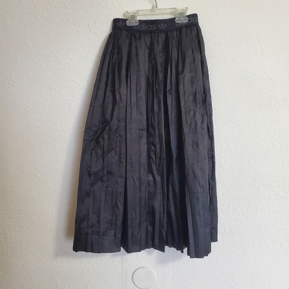 NEW! Adidas pleated skirt - Picture 3 of 6